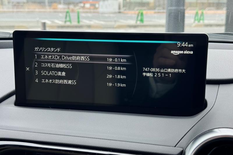 運転しながら音声で「Alexa、近くのガソリンスタンドを探して」と言うと、ご覧の通り新世代マツダコネクトの画面でAmazon Alexaがいくつかの候補を示してくれます。地図関連の機能は、純正ナビSDカードが必要です。