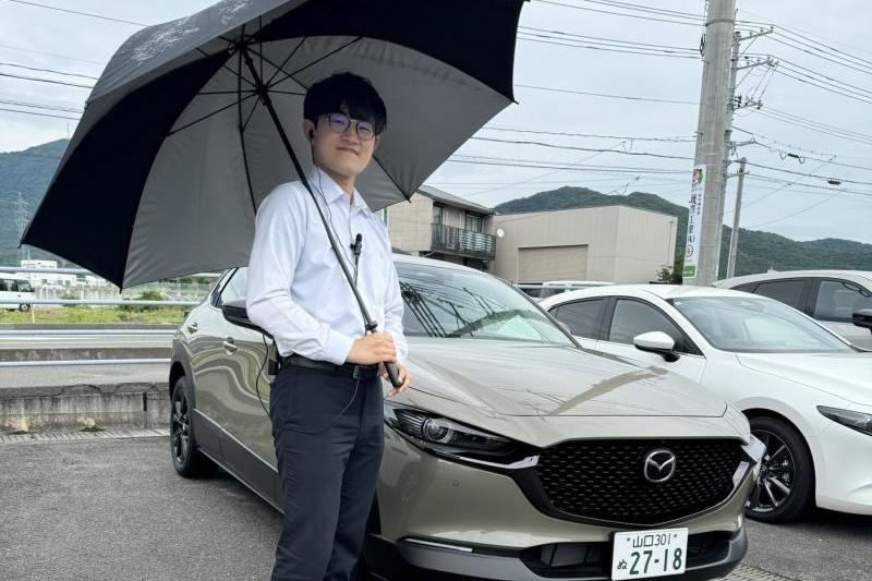 雨が降ってないのに雨傘さしてます...