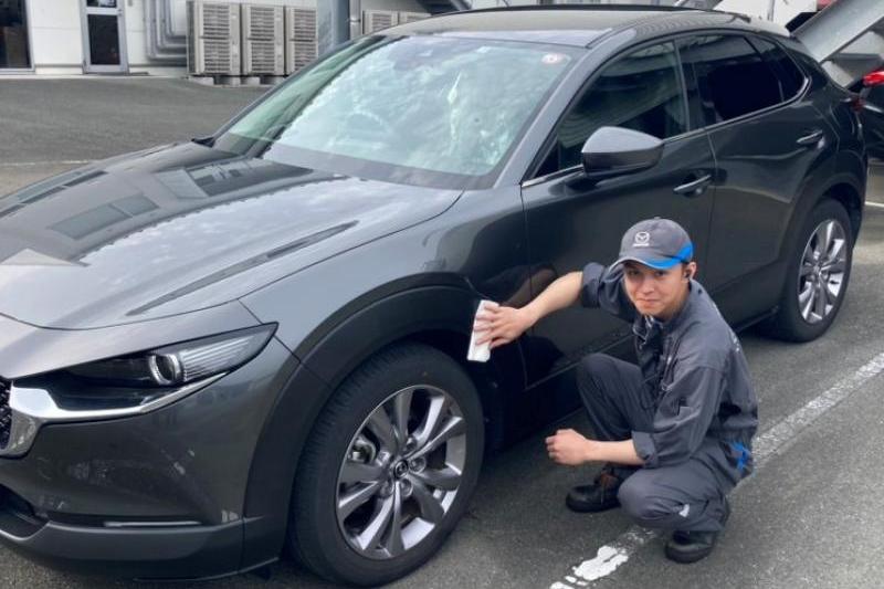 ５年目（令和１年式）のCX-30でお試し施工しました。施工担当はサービスエンジニアの”ヴィさん”です。