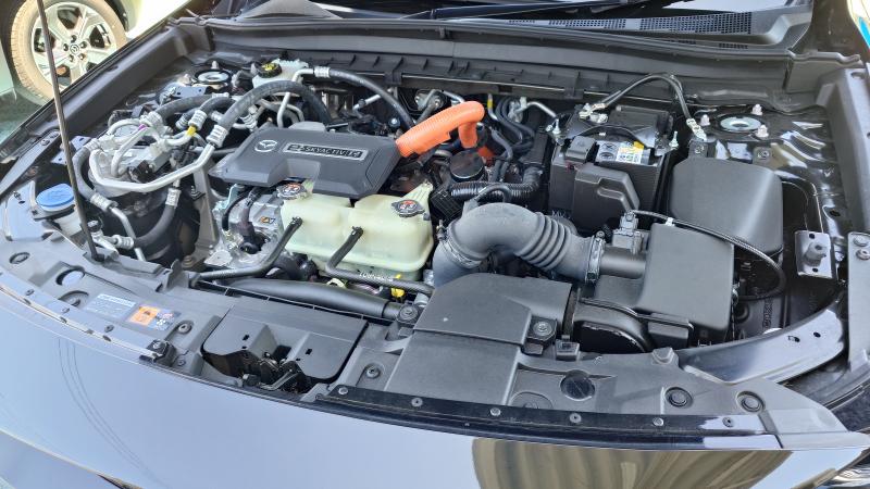 ロータリーEVのエンジンルームです。