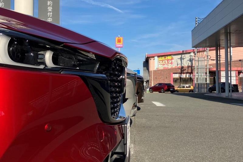 CX-5に比べて、奥のCX-80のほうが415㎜長い（後ろも含む）