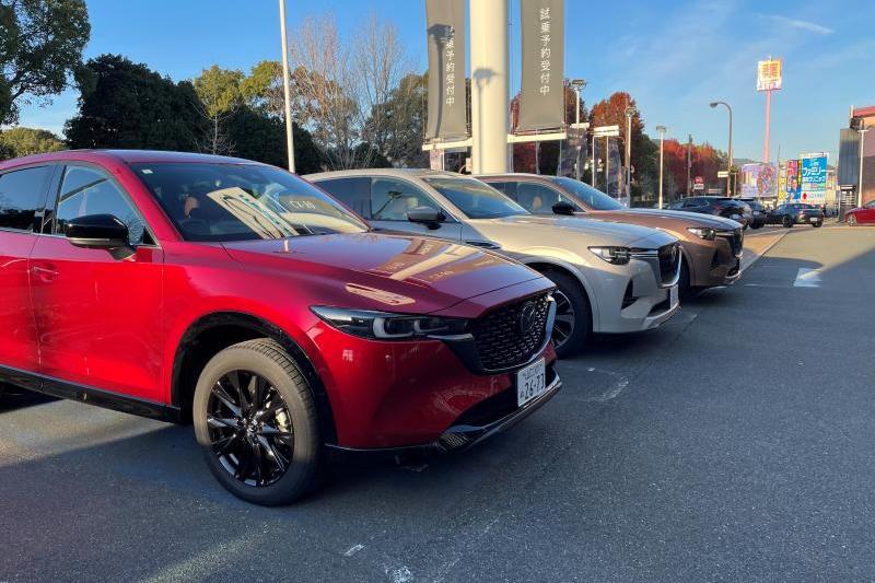 手前から、CX-5（ソウルレッド） → CX-60（プラチナクォーツ） → CX-80（メルティングカッパー）
