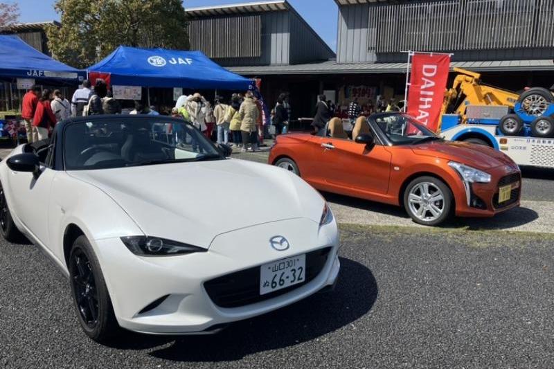 本日、宇部市の楠こもれびの郷（宇部市大字西万倉1662-1）にて「JAFデー オープンカー＆レトロカーミーティング in 楠こもれびの郷」が開催中です！