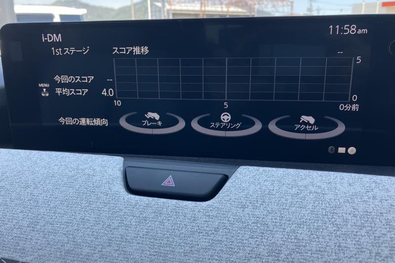 ブレーキ、ハンドル、アクセル操作を総合的に採点