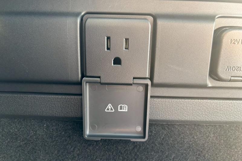 下開きになった電源プラグのカバー部分です。