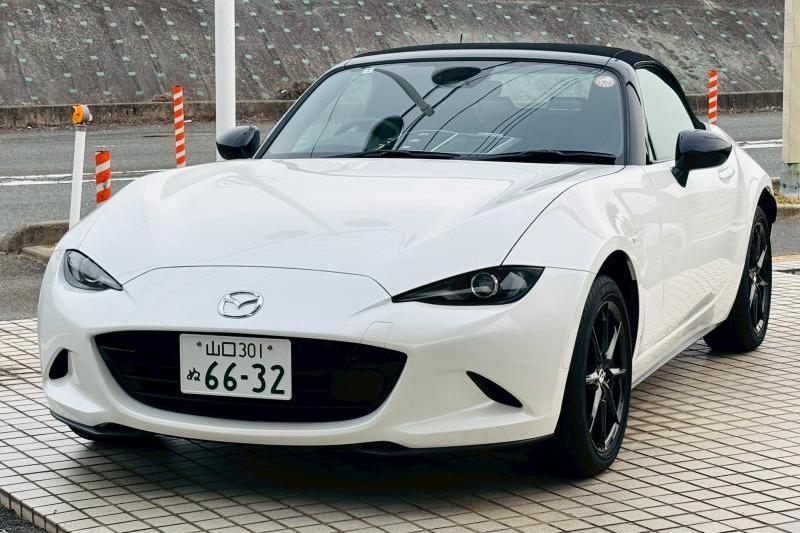 クリスタルホワイトパールマイカのロードスターのデモカーです。