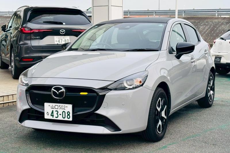 エアログレーメタリック（ブラックルーフ）のMAZDA2のデモカーです。
