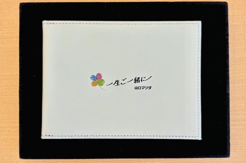 70周年記念特製フォトアルバム（写真2枚収納可能）です