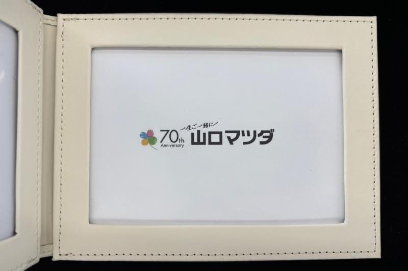 高級感のあるマット仕上げのツインフォトフレームです。