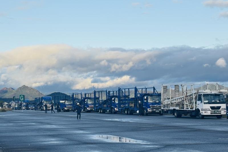 写真に収まりきらないキャリアカーの列です。