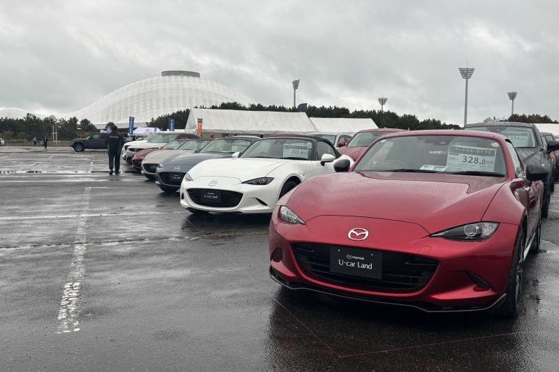 山口マツダブース。