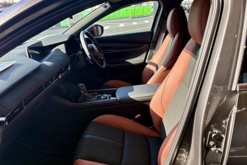 テラコッタ内装を現車でぜひご確認ください