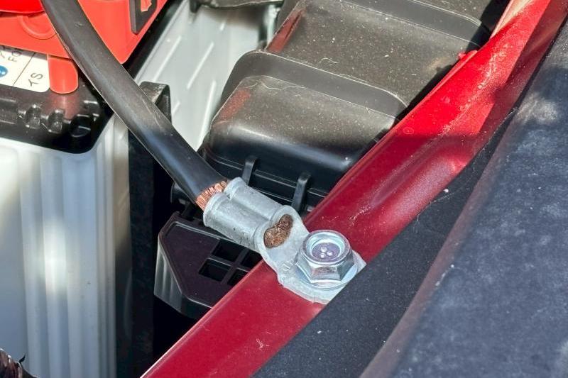 ブースターケーブルのマイナス側（黒色）は、故障車の12Vバッテリーのマイナス端子には接続しません。取扱説明書で指定された接続箇所に接続します。